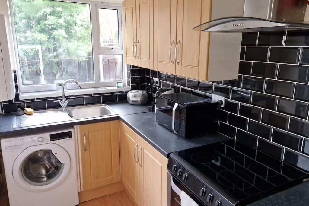 4 Bedroom Perfect Home For The Family Getaway Birmingham Exteriör bild